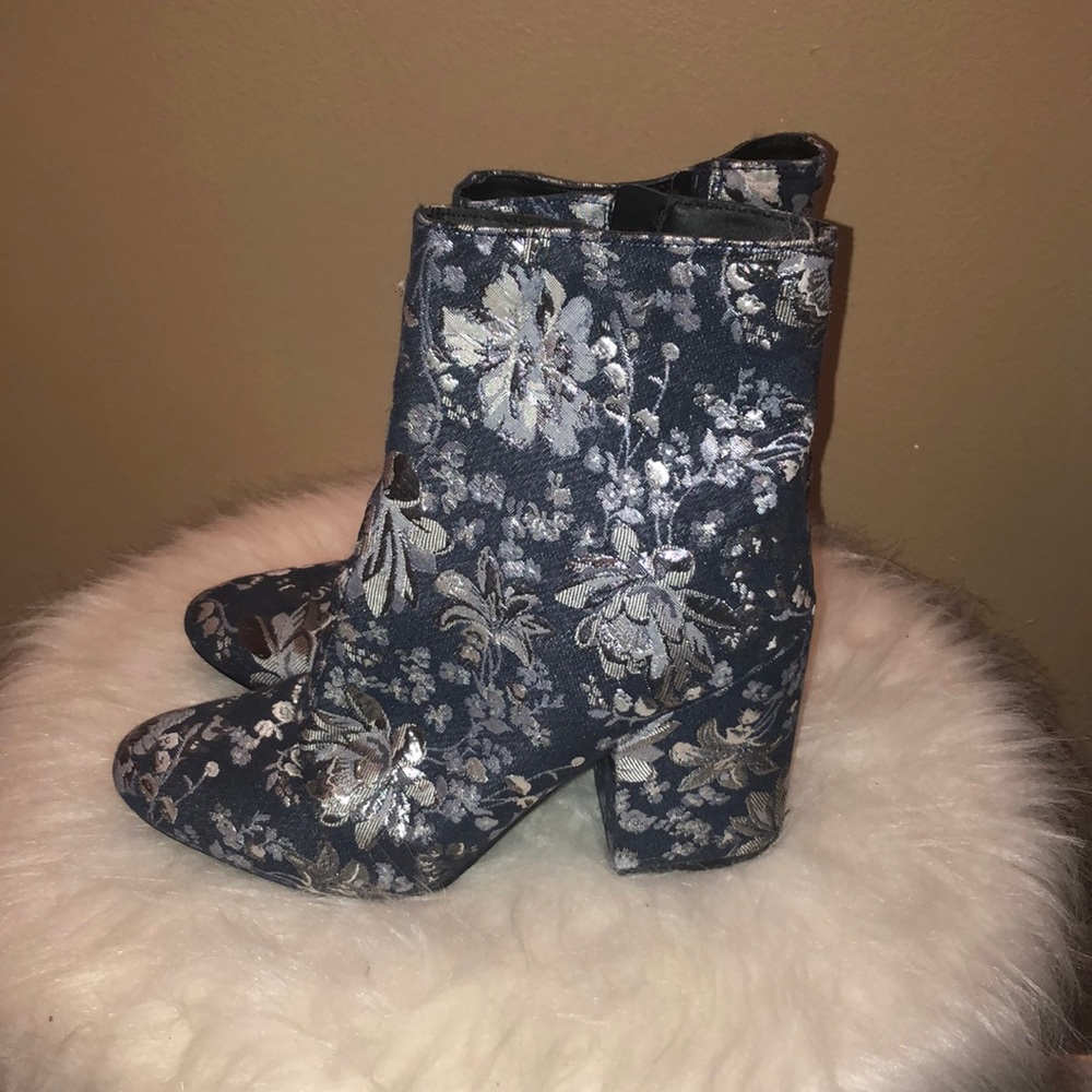Silver floral denim booties 💙